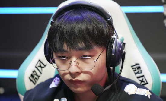 俯视角MOBA逃杀游戏头号追击定档7月24日国服上线